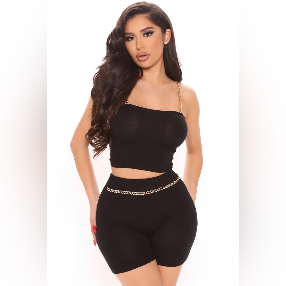 Black short chain set